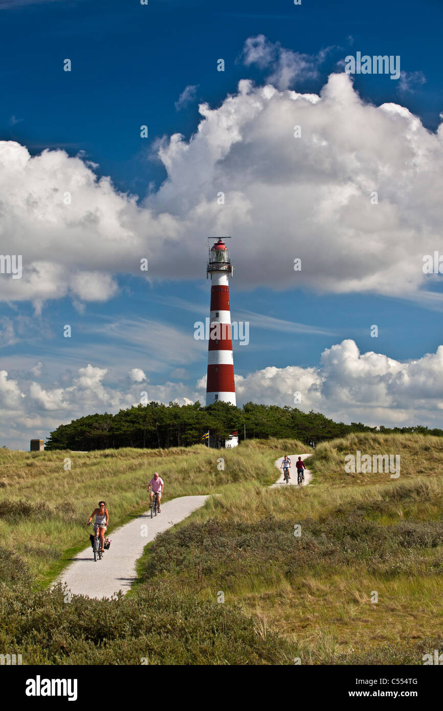 Holland, Insel Ameland, Wattenmeer Inseln. UNESCO-Weltkulturerbe. Leuchtturm. Menschen auf dem Fahrrad zum Strand gehen Stockfoto