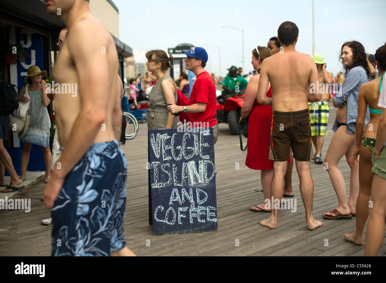 Strandbesucher auf der Insel Veggie Essen Konzession stehen am Rockaway Beach im Stadtteil Queens von New York Stockfoto