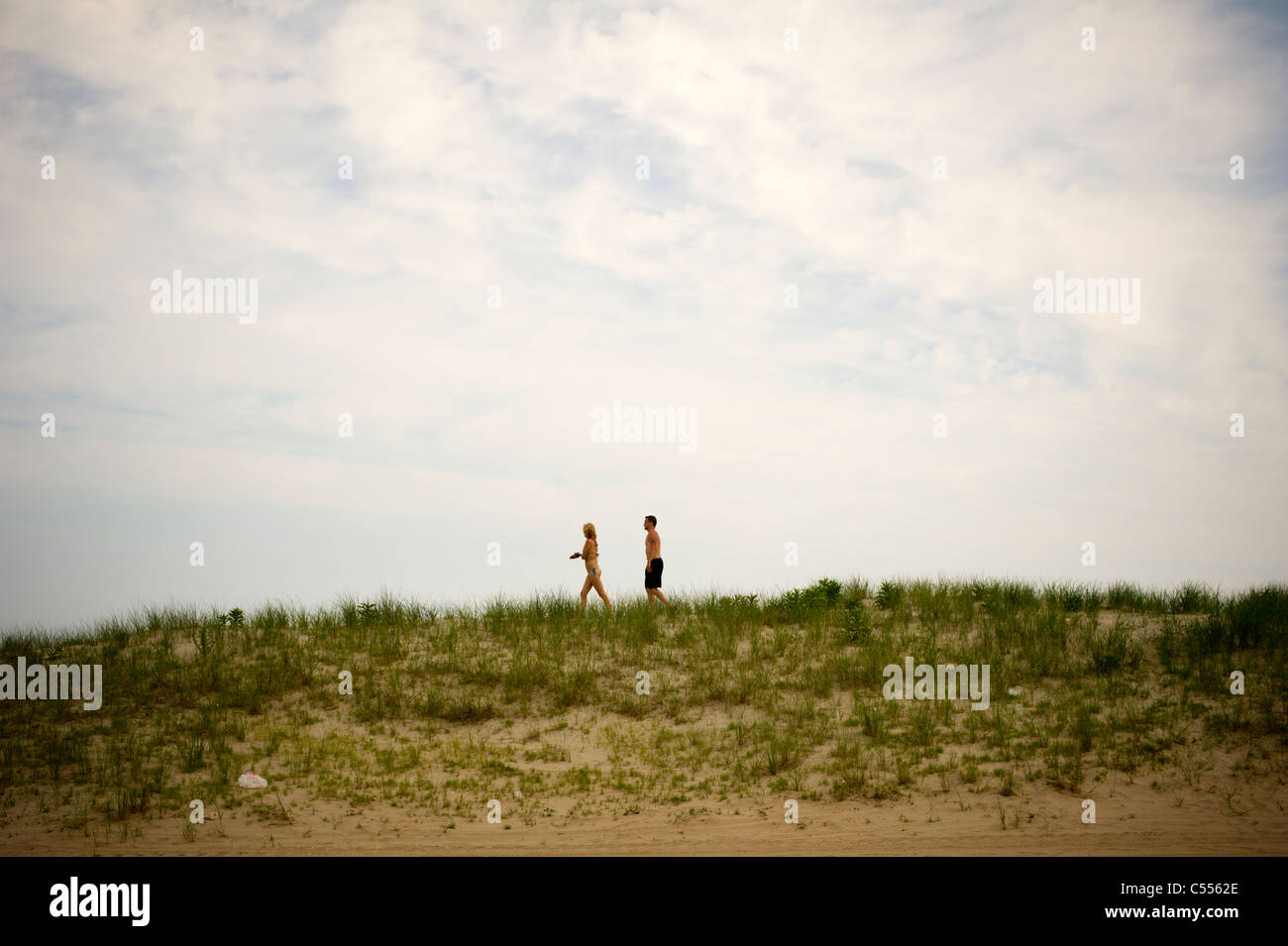 Strandbesucher nutzen die warme Sommersonne am Rockaway Beach im Stadtteil Queens von New York Stockfoto
