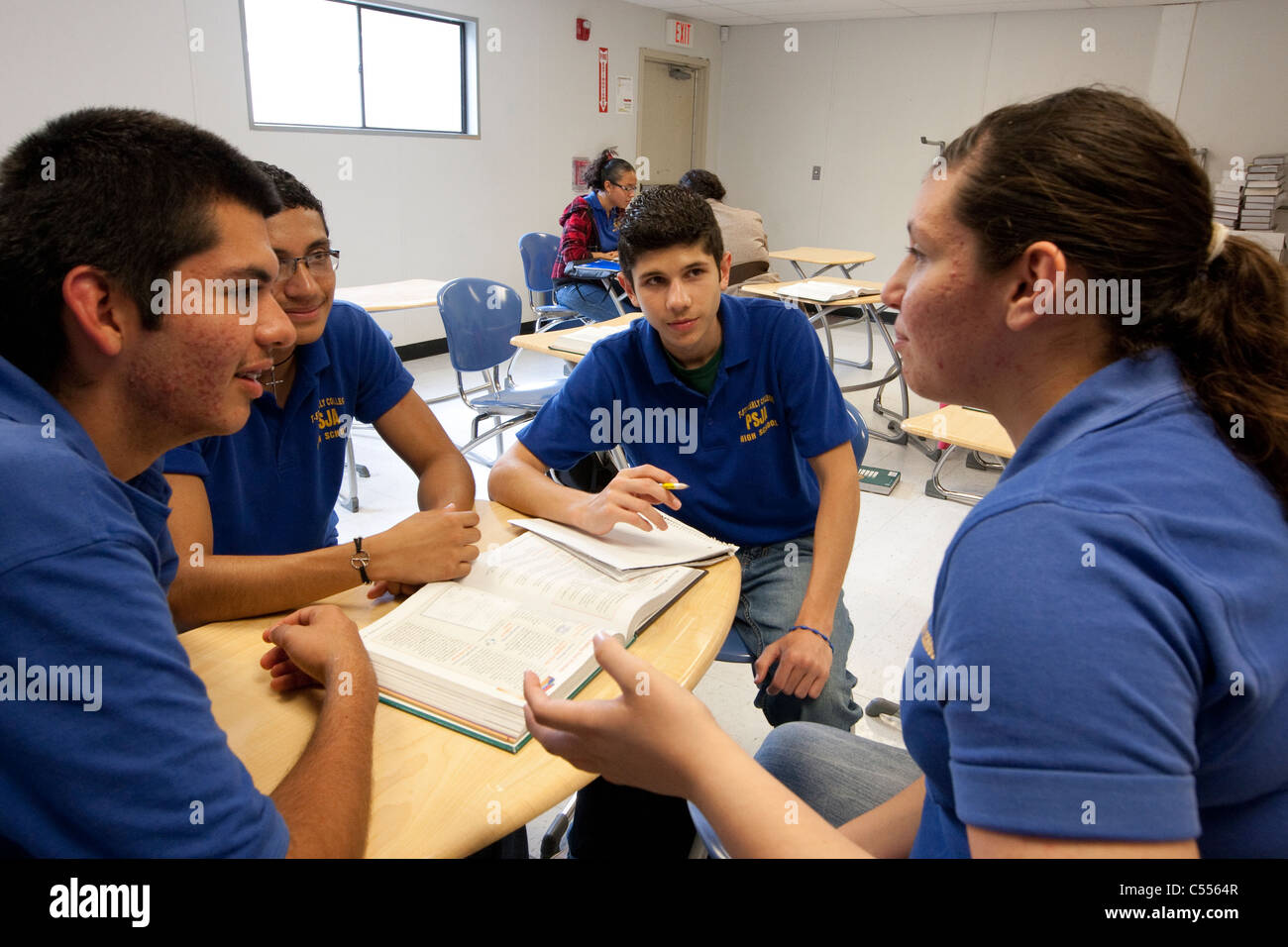 Gruppe von Hispanic Studenten tragen Schuluniform blaue Poloshirt Arbeit als Gruppe zusammen in Süd-Texas High school Stockfoto