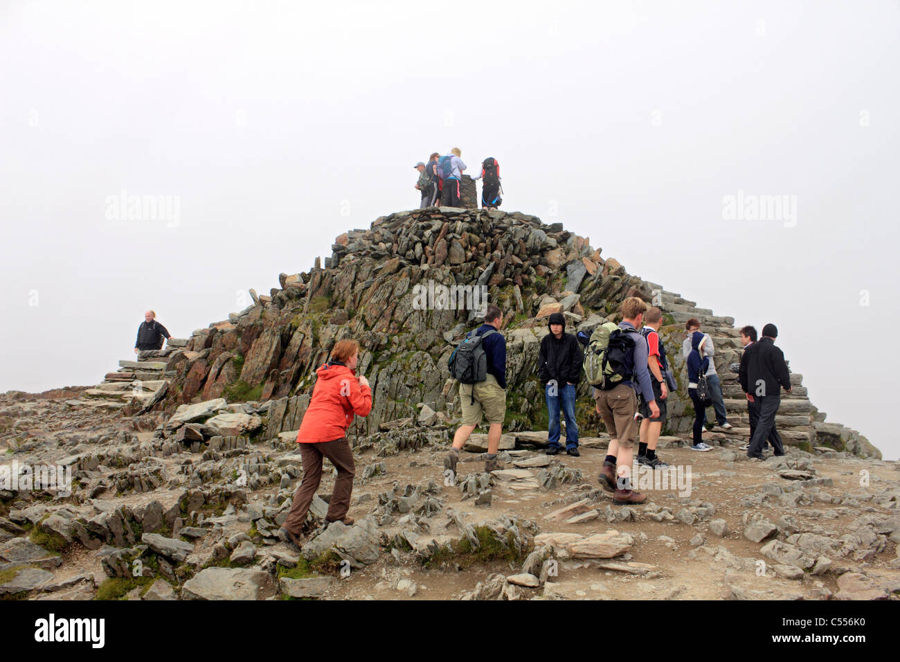 Wanderer auf dem Gipfel des Snowdon, Snowdonia National Park Wales UK Stockfoto
