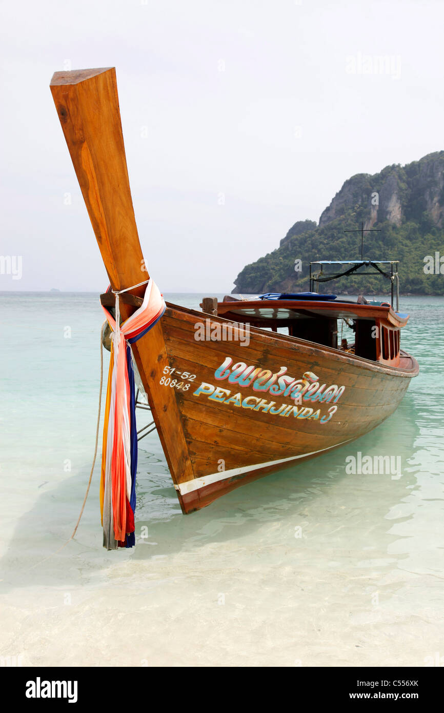 Traditionelle Thai Boot auf Tap Island Beach, Krabi, Thailand Stockfoto
