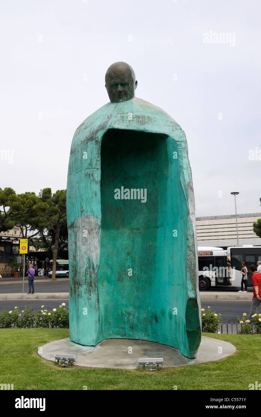 Papst Johannes Paul II von Oliviero Rainaldi Statue in der Nähe von Bahnhof Roma Termini mit Originalkopf, bevor es ersetzt wurde. Stockfoto