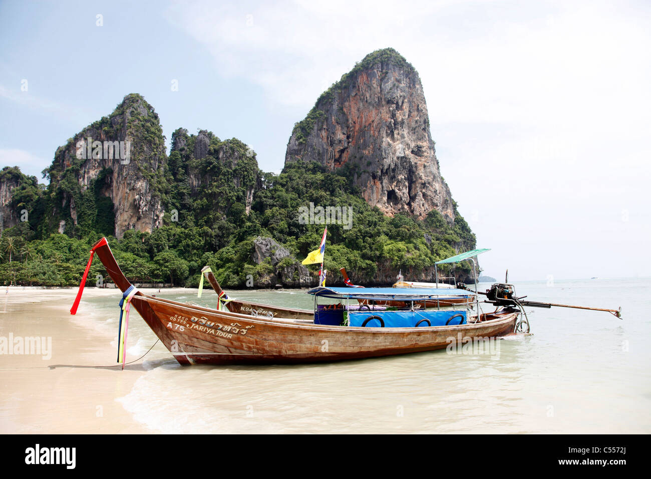 Strand-Szene zeigt einen traditionellen Longtail Thai Boot auf den sandigen Railay Beach, Krabi, Thailand Stockfoto