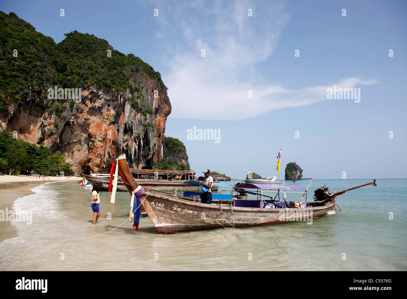 Traditionelle Thai Boot am Phra Nang Cave Strand Railay, Krabi, Thailand Stockfoto