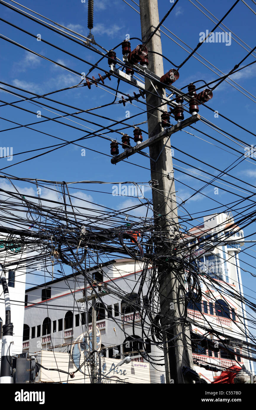 Telegraph Pole und gefährliche Wust an Strom Kabel und Leitungen, Gesundheit und Sicherheit Gefahr in Phuket, Thailand Stockfoto