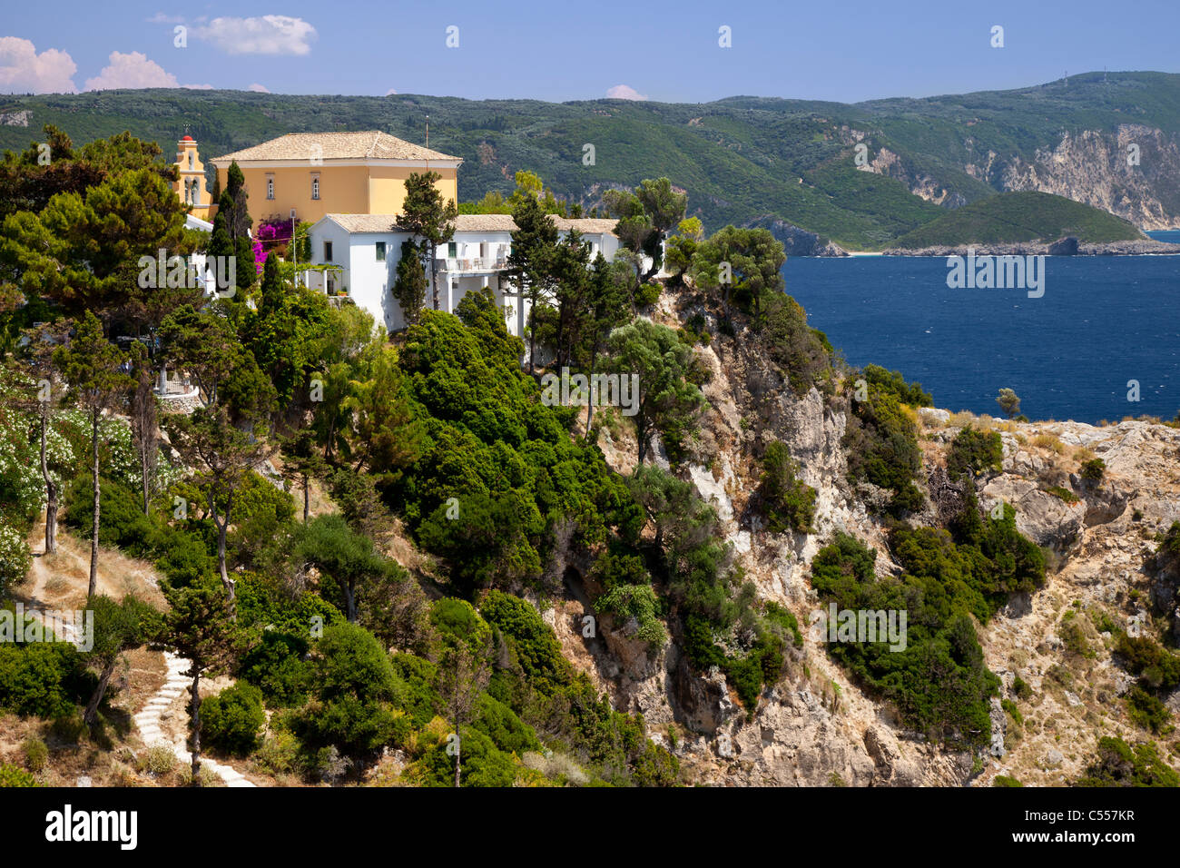 Griechisch-orthodoxe Kloster der Jungfrau Maria thront hoch oben auf Felsen in der Nähe von Paleokastritsa, Korfu, Griechenland Stockfoto