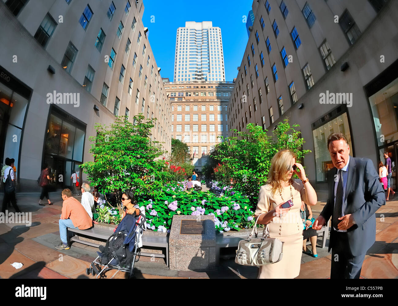 Rockefeller Plaza mit Blick auf Fifth Avenue, mit anspruchsvollen und kausale Touristen, Rockefeller Center, New York, NY, 2011 (Fischaugen Ansicht) Stockfoto