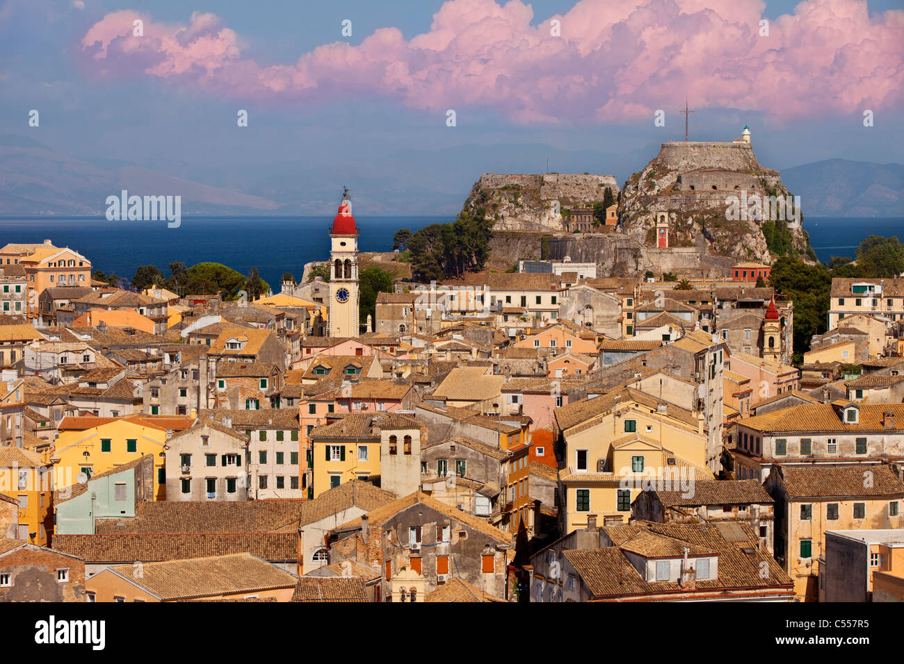 Bell Tower des Heiligen Spyridon Kirche erhebt sich über die alten Gebäude der Stadt Korfu (Kerkyra) auf der Ionischen Insel Korfu Griechenland Stockfoto