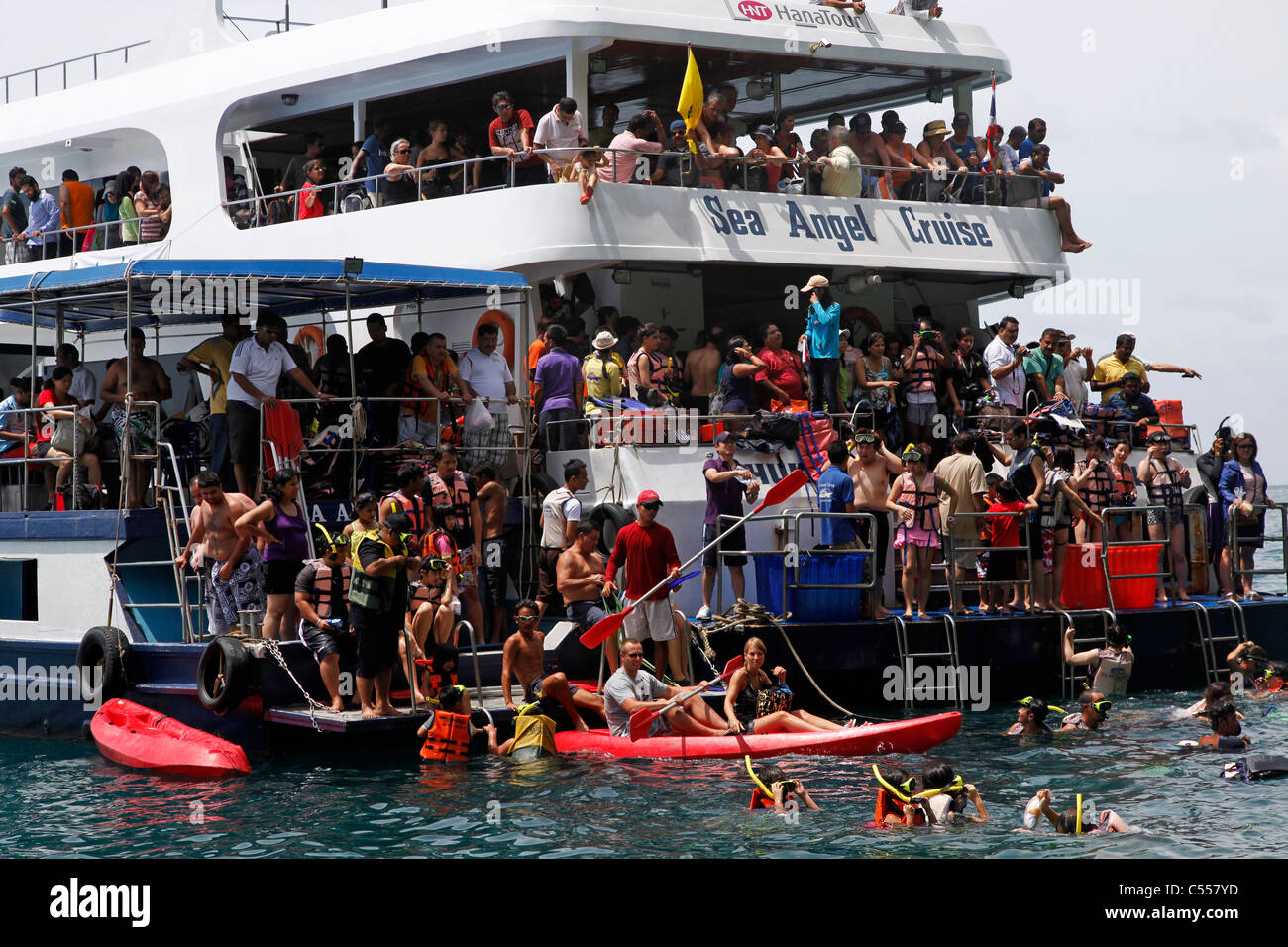 Massen von Touristen überfüllten unterwegs Boot Schnorcheln in Coral Bay Monkey Beach, Ko Phi Phi Ley, Phuket, Thailand Stockfoto