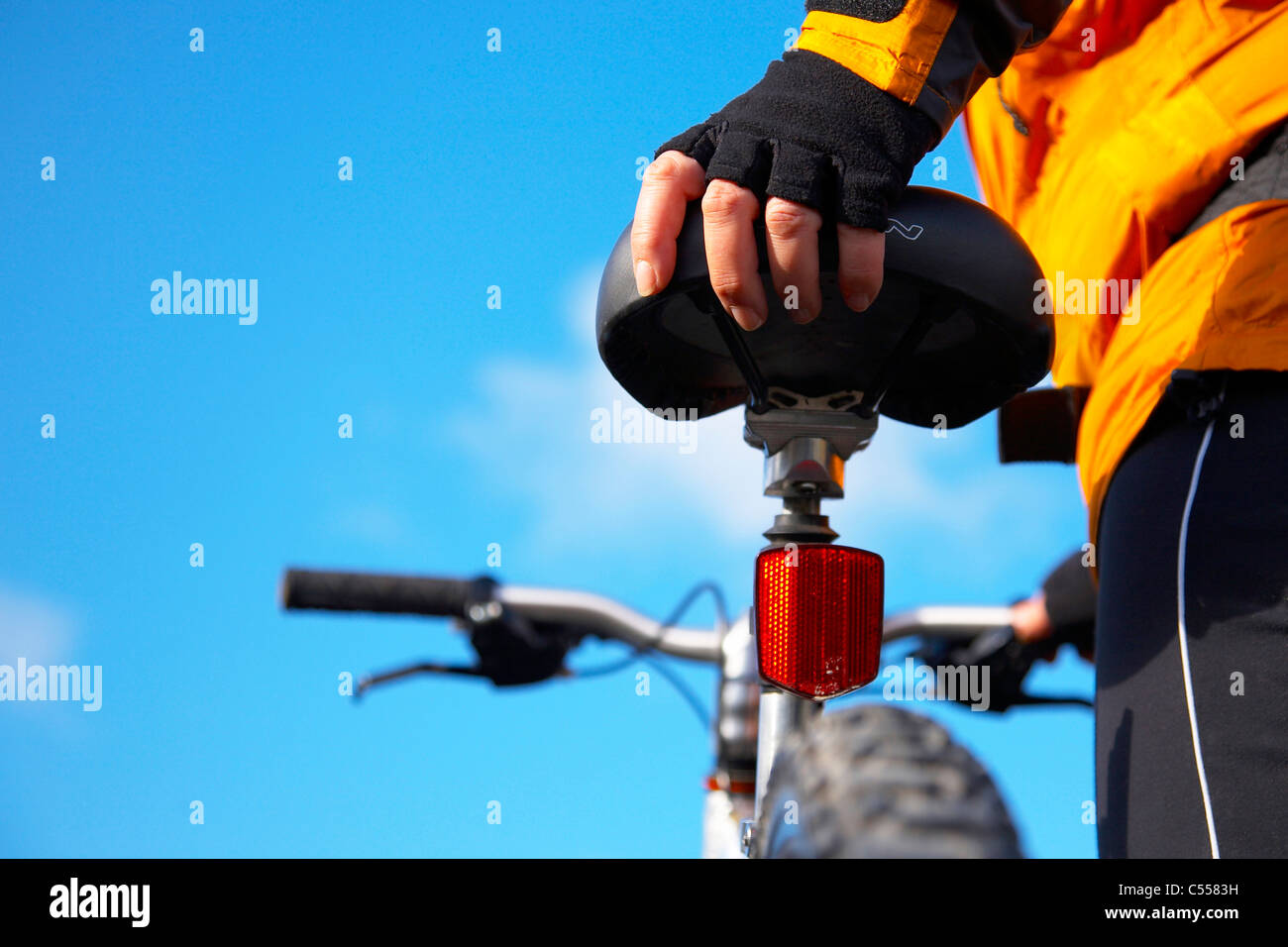 Junge Person, die Mountain Bike, Nationalpark Lake District, Cumbria, UK Stockfoto
