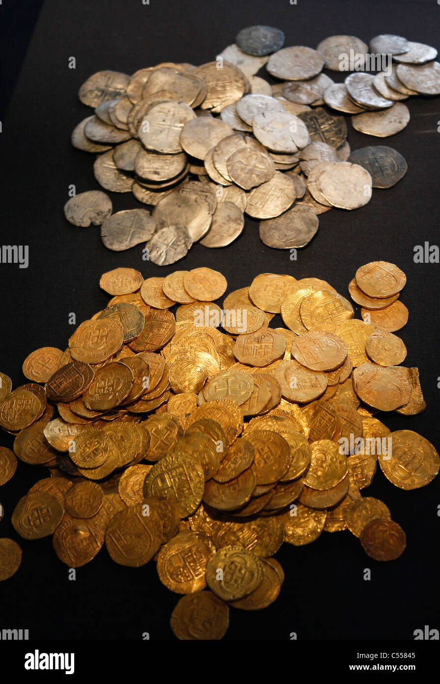 Gold- und Silbermünzen aus dem Wrack der spanischen Armada Galeone La Girona, heute im Ulster Museum, Belfast, UK Stockfoto