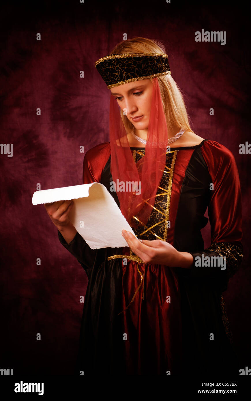 Mittelalterliche Frau liest einen Brief Stockfoto