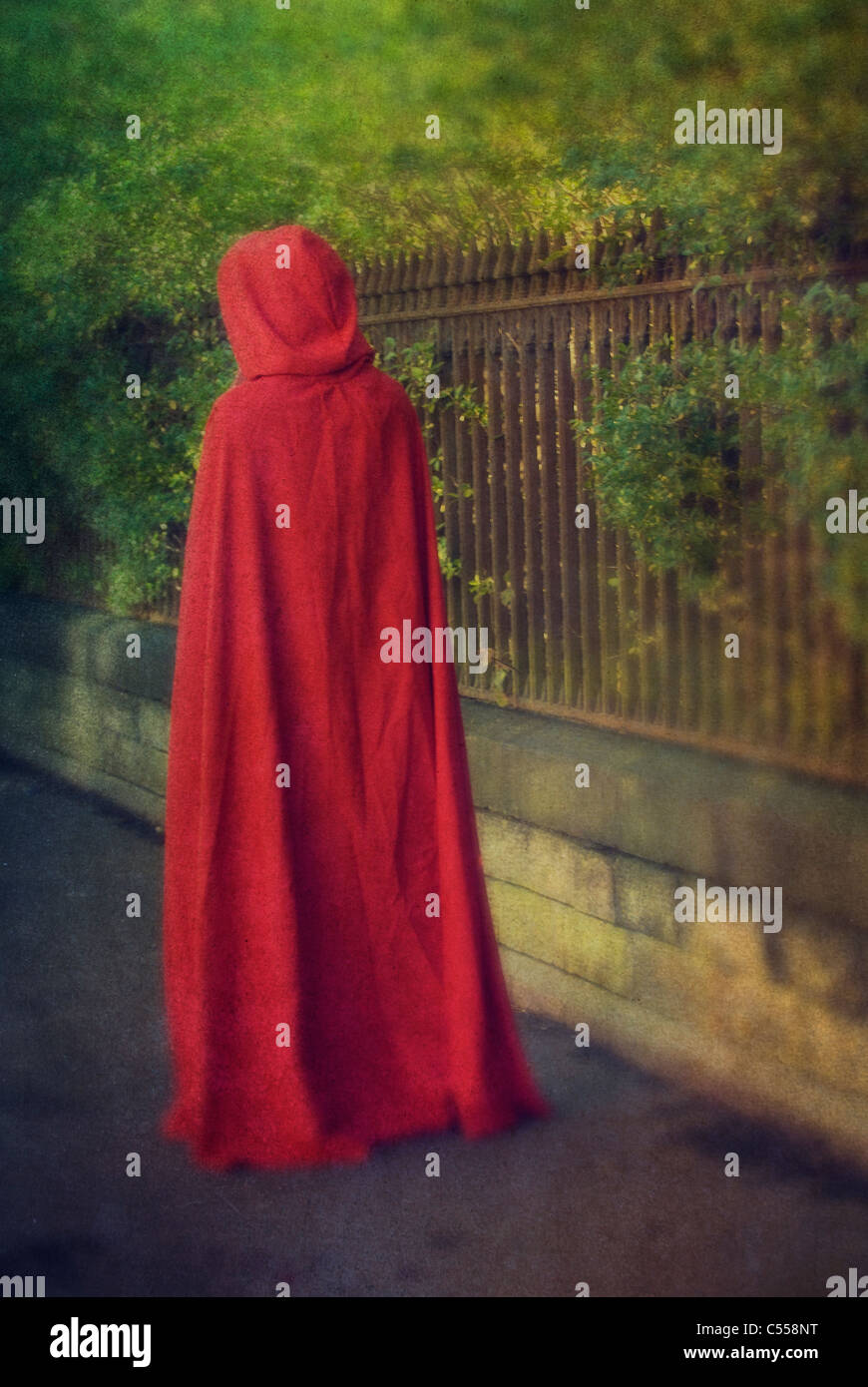 Geheimnisvolle Frau im roten Umhang Stockfoto