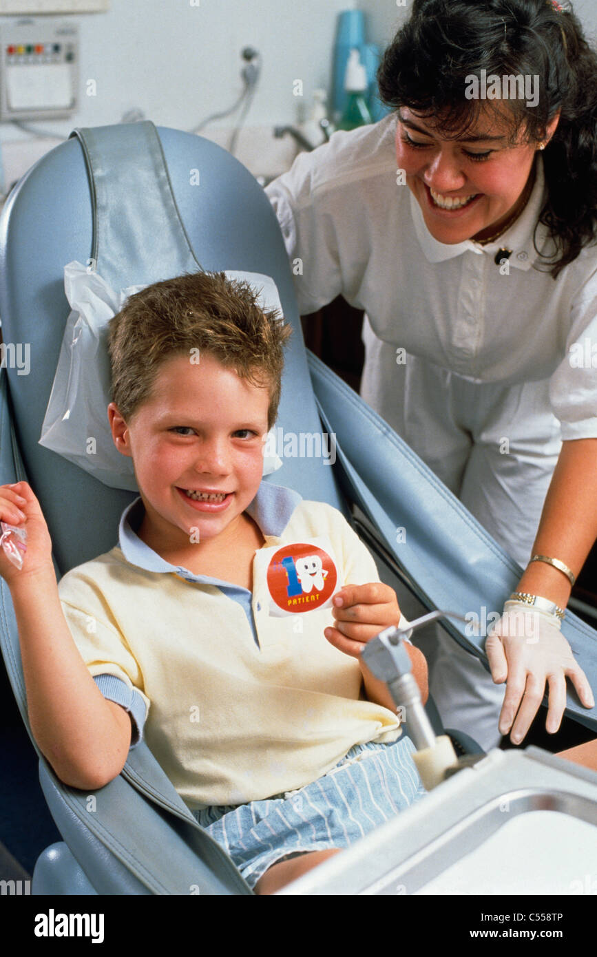 Zahnärztin, lächelnd mit einem Patienten in einem Untersuchungsraum Stockfoto