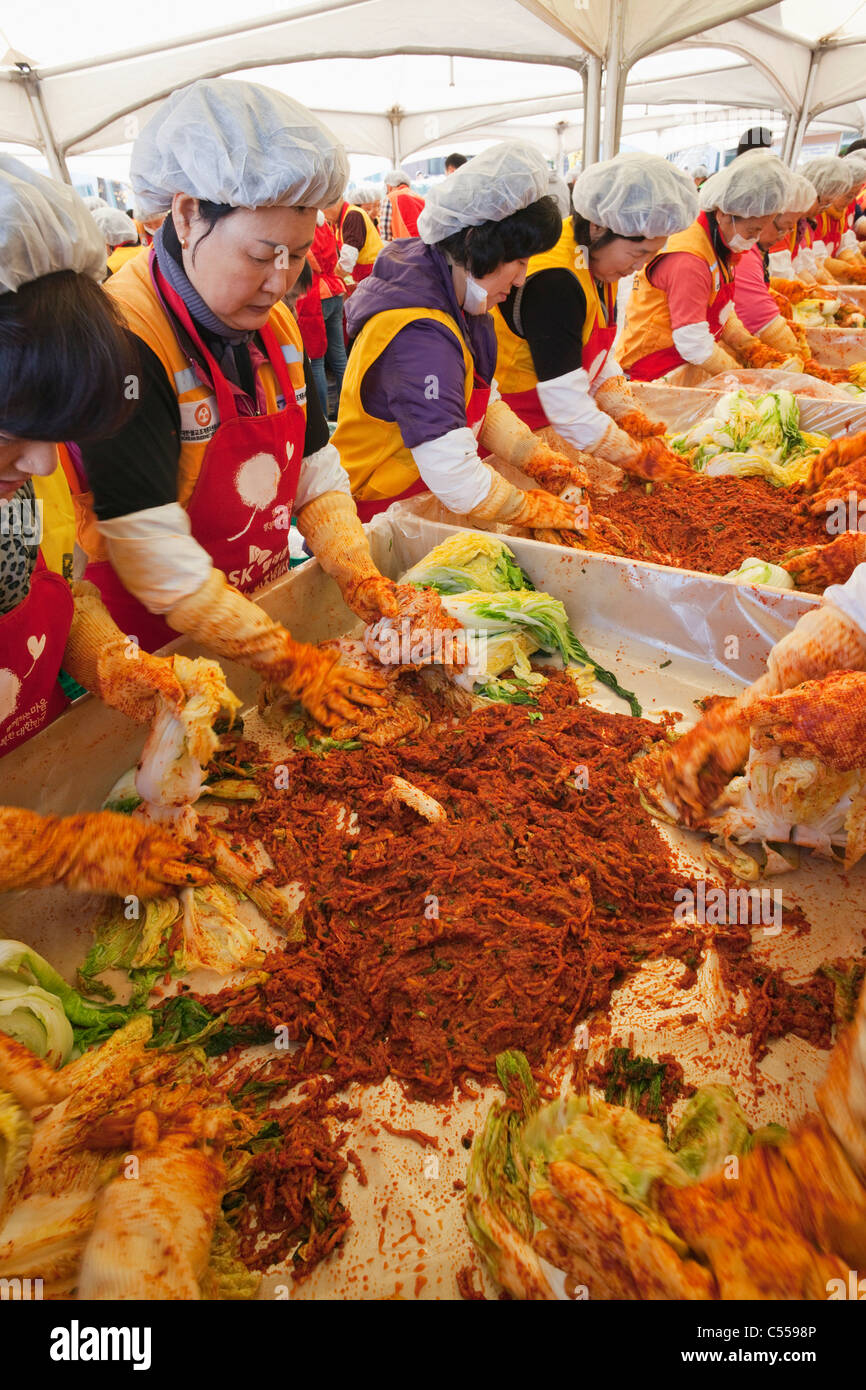 Frauen machen Kimchi, Seoul, Südkorea Stockfoto