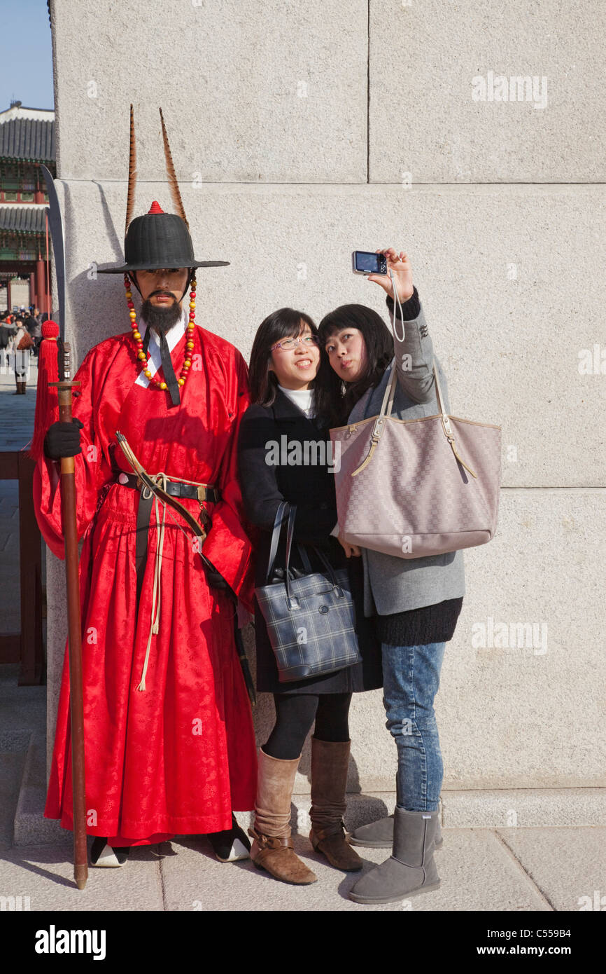 Teenager-Mädchen posiert mit zeremonielle Garde in traditioneller Uniform, Gyeongbokgung-Palast, Seoul, Südkorea Stockfoto