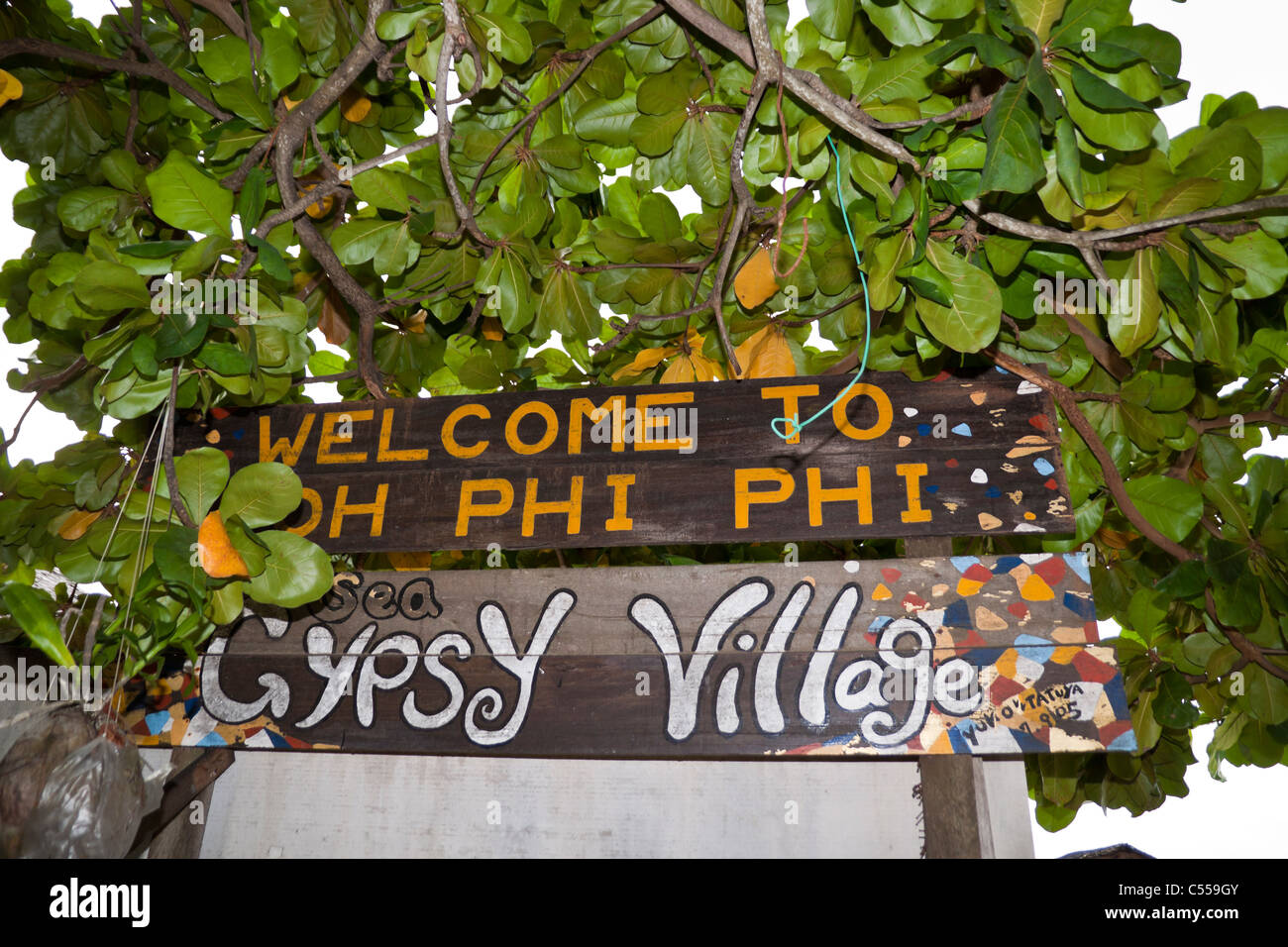 Wegweiser Sea Gypsy Village in Phi Phi island Stockfoto