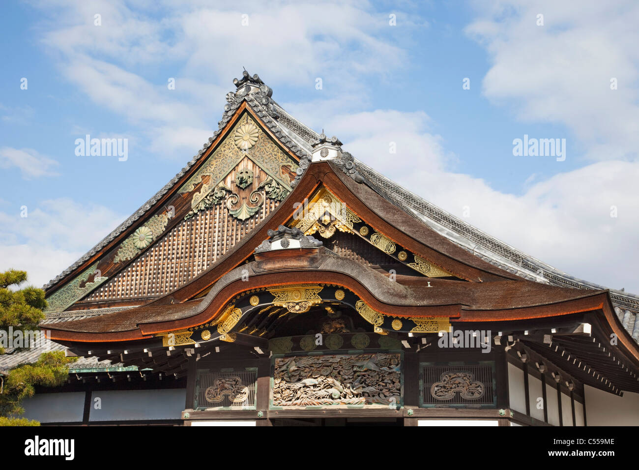 Niedrigen Winkel Ansicht eines Palastes, Ninomaru Garten, Nijo Burg, Kyoto Prefecture, Kinki Region Honshu, Japan Stockfoto