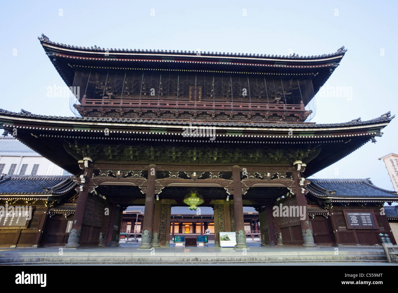 Niedrigen Winkel Ansicht eines Tempels, Higashi Honganji Tempels, Kyoto Prefecture, Kinki-Region, Honshu, Japan Stockfoto