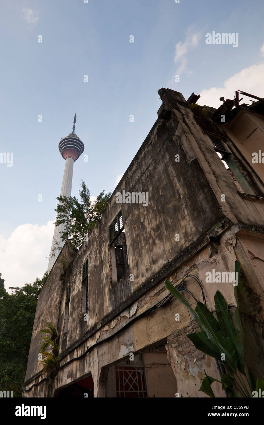 Detail des alten Hauses und KL Tower in Kuala Lumpur, Malaysia. Stockfoto