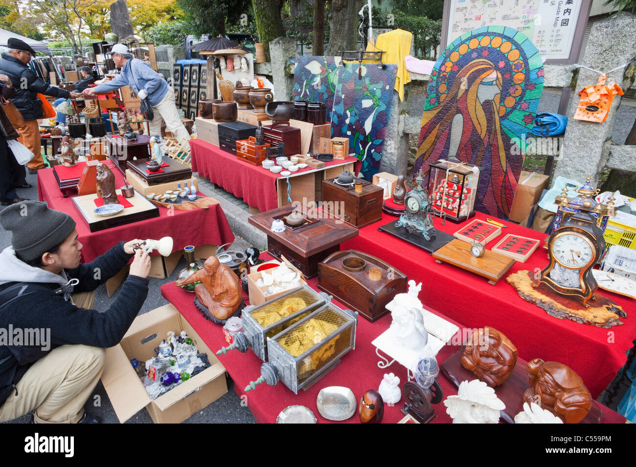 Touristen auf einem Flohmarkt, Kitano Tenmangu Schrein, Kyoto Prefecture, Kinki-Region, Honshu, Japan Stockfoto