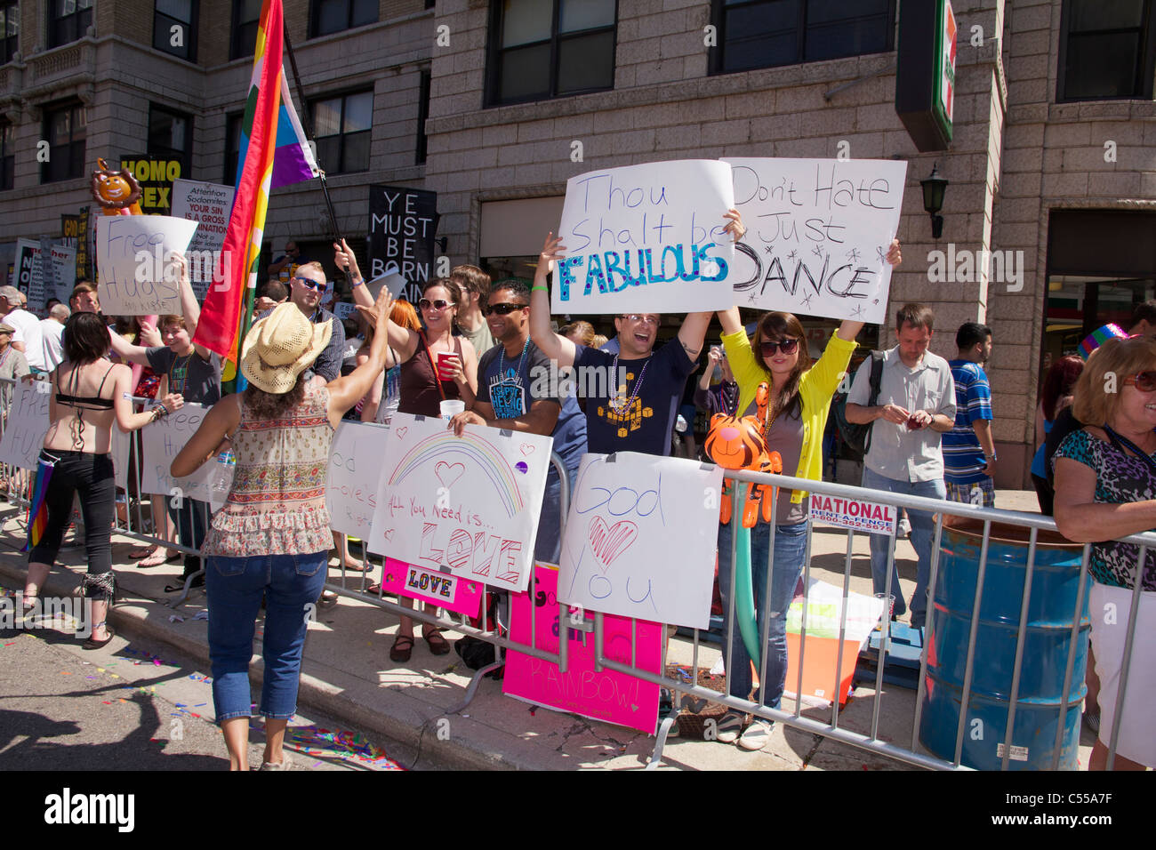 Stolz Fans übertönte anti-Gay-Gruppe im Hintergrund. Chicago-Gay-Pride-Parade 2011. Stockfoto