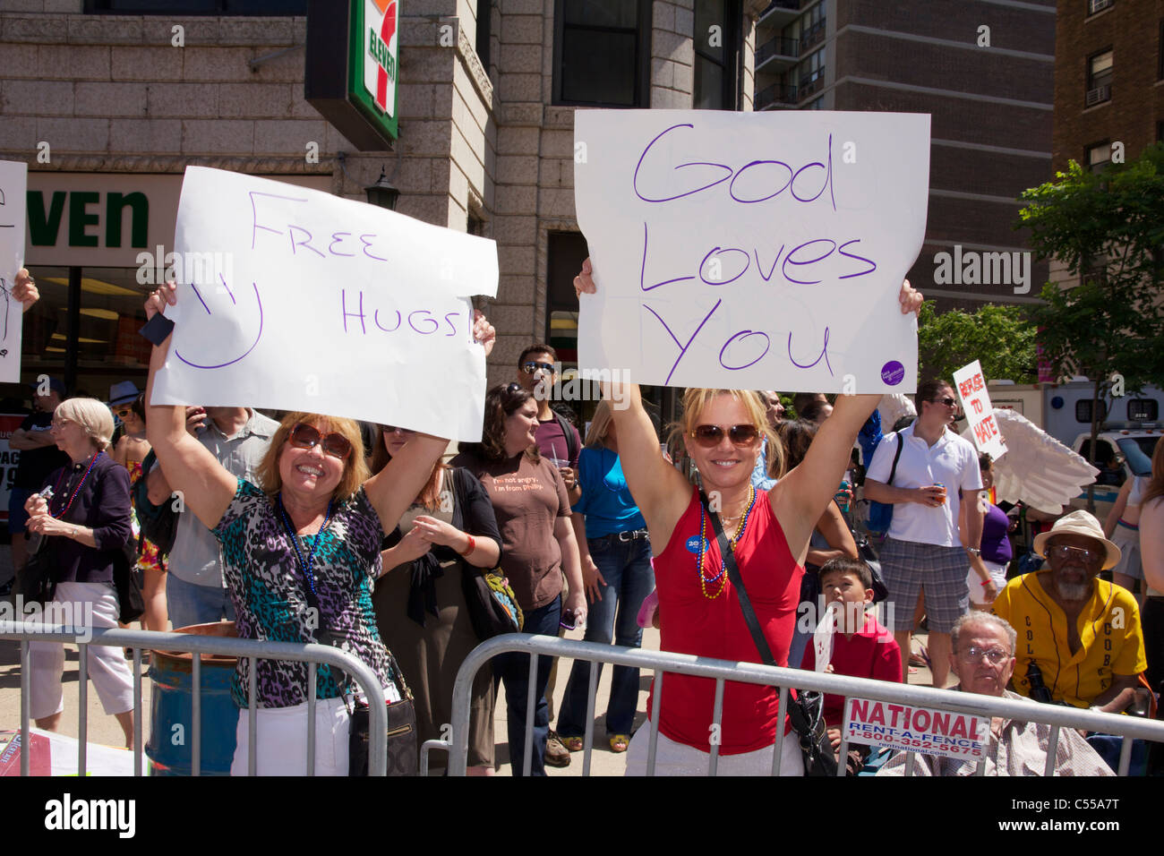 Zwei Frauen. Stolz Anhänger Gott liebt Sie sich anmelden. Chicago-Gay-Pride-Parade 2011. Stockfoto