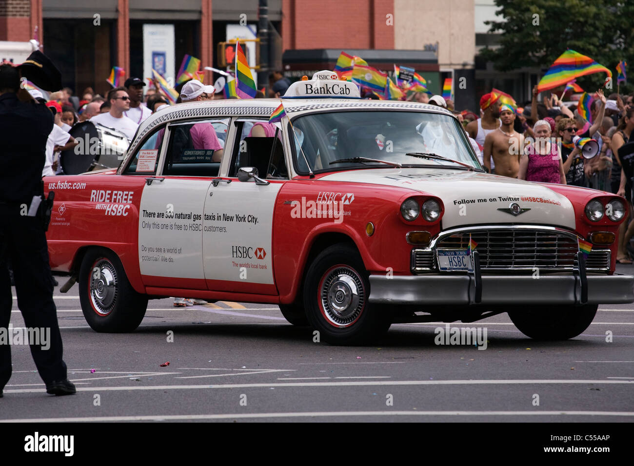 HSBC Bank Erdgas angetrieben Checker Cab in New York City während der Gay Pride Parade in Greenwich Village Stockfoto