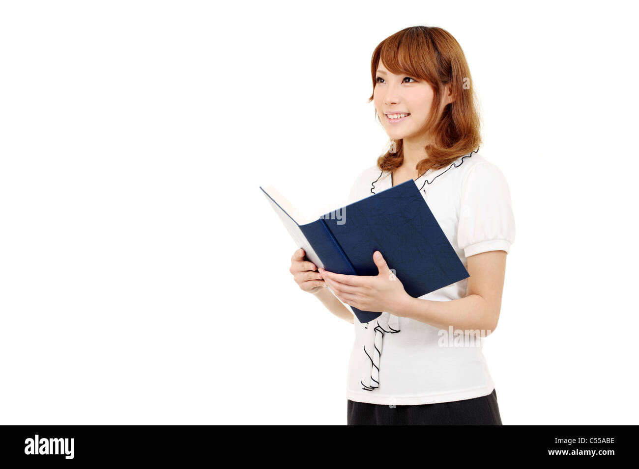 Junge asiatische Geschäftsfrau hält ein Buch Stockfoto