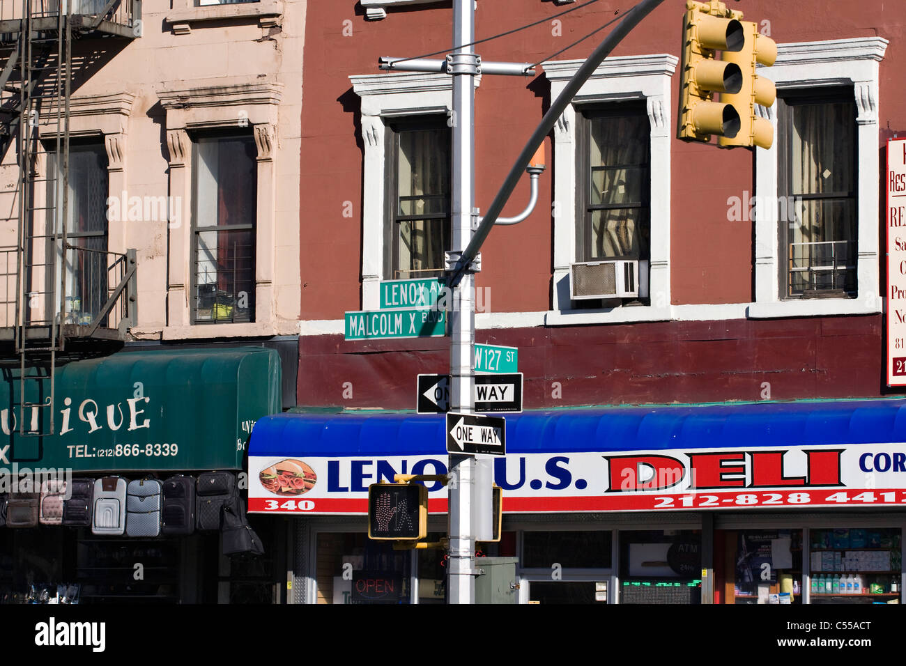 Ein Deli an der Ecke der 127. St und Lenox Avenue in Harlem Nachbarschaft von New York City Stockfoto