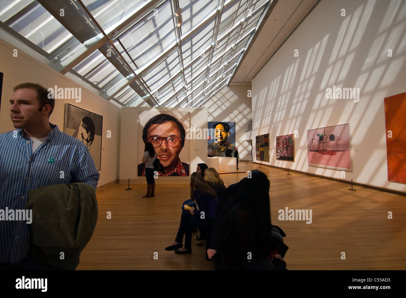 Menschen im Lila Acheson Wallace Flügel des Metropolitan Museum of Art Galerie für moderne Kunst in New York City Stockfoto