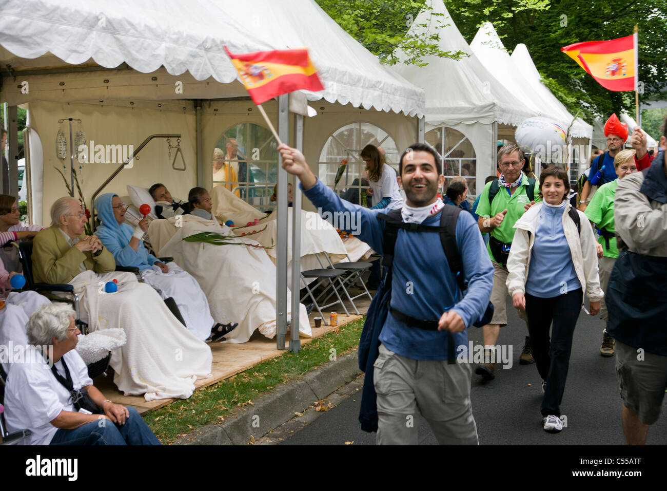 Die Niederlande, Nijmegen. Nijmegen-vier-Tages-Wanderung. Spanischen Teilnehmer zu Fuß vor der Kranke aus dem Krankenhaus. Stockfoto
