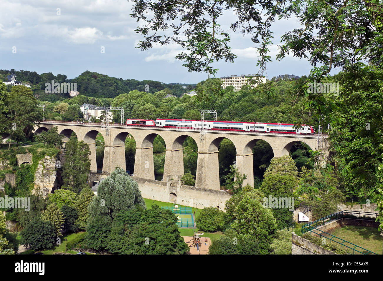 Trainieren Sie auf Eisenbahn Brücke Kreuzung Fluss Alzette in Luxemburg-Stadt Stockfoto