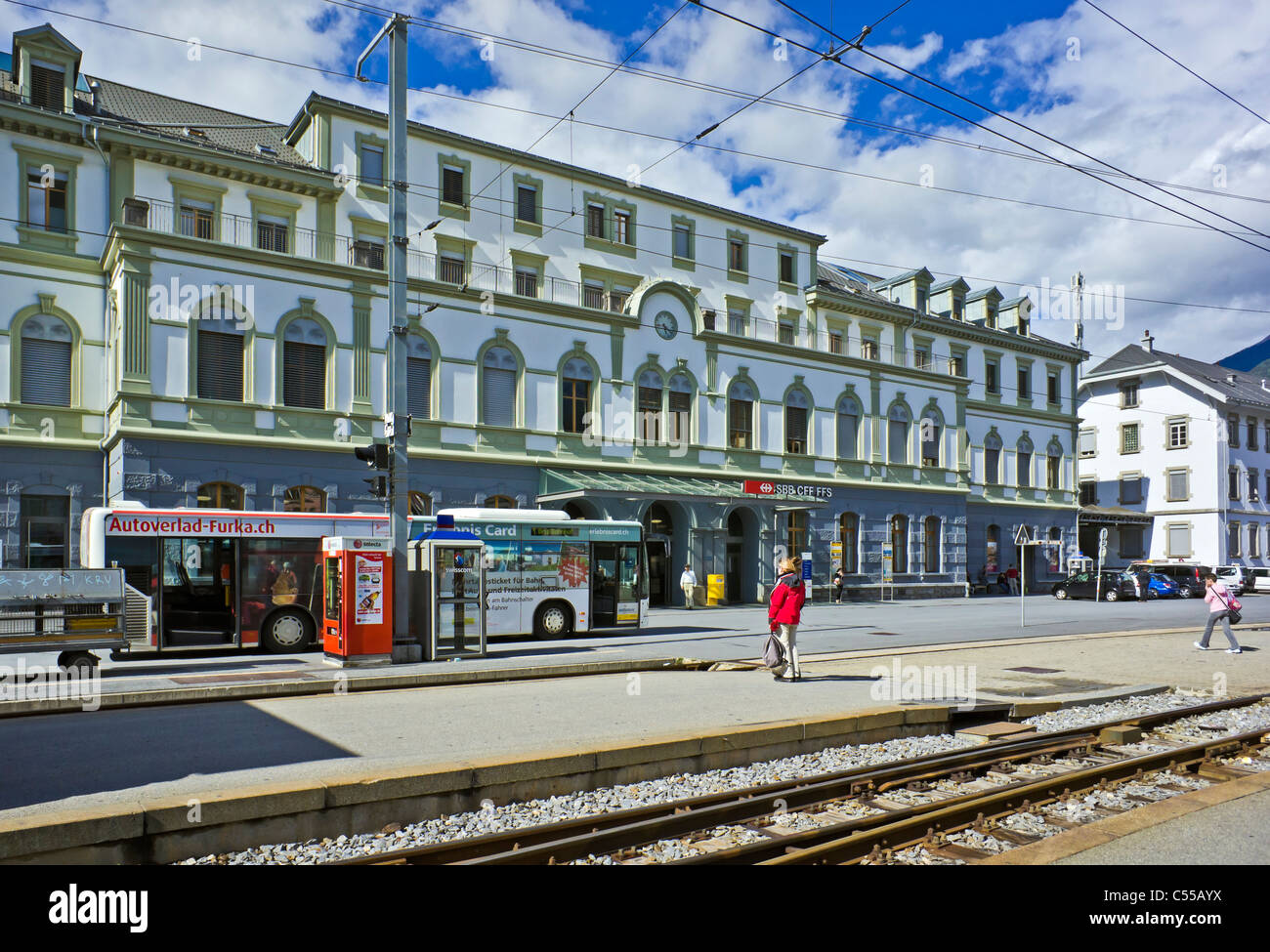 Schweizer Bahn SBB CFF FFS Brig Bahnhof mit der Matterhorn Gotthard Bahn verfolgt im Vordergrund Stockfoto