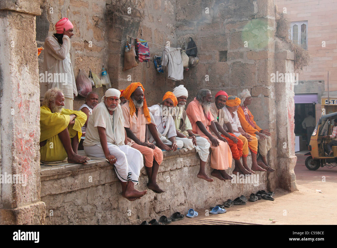 Eine Gruppe von Sadhus (Heiligen) zusammensitzen in Dwarka Tempel, Gujarat, Indien Stockfoto