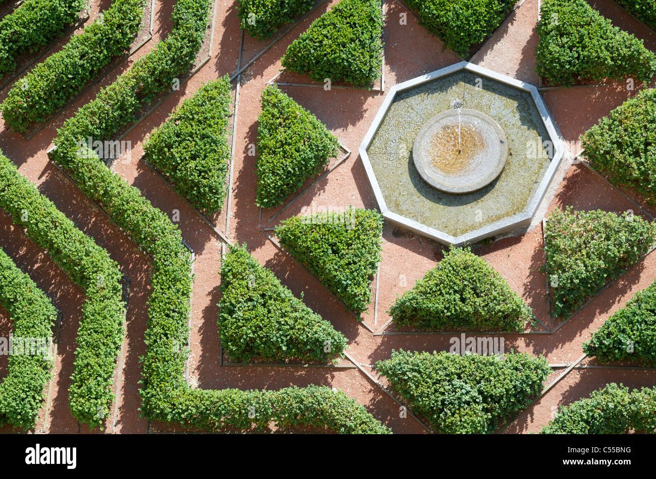 Draufsicht auf einen formalen Garten im Alcázar von Segovia, Kastilien-Leon, Spanien Stockfoto
