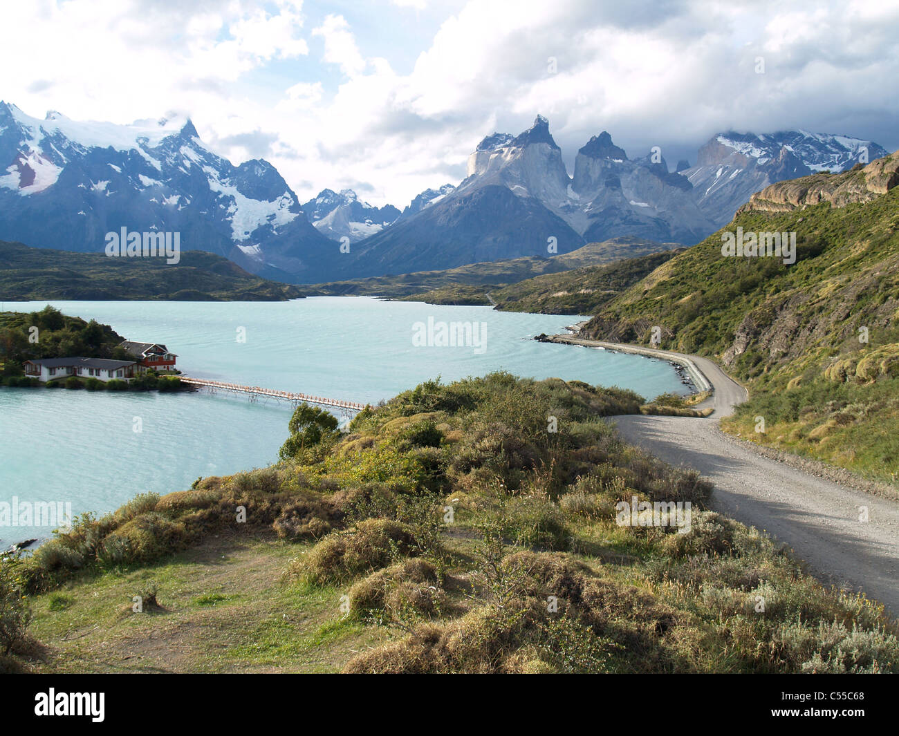 Blick auf Los Cuernos im Torres del Paine und See Pehoe, Chile Stockfoto