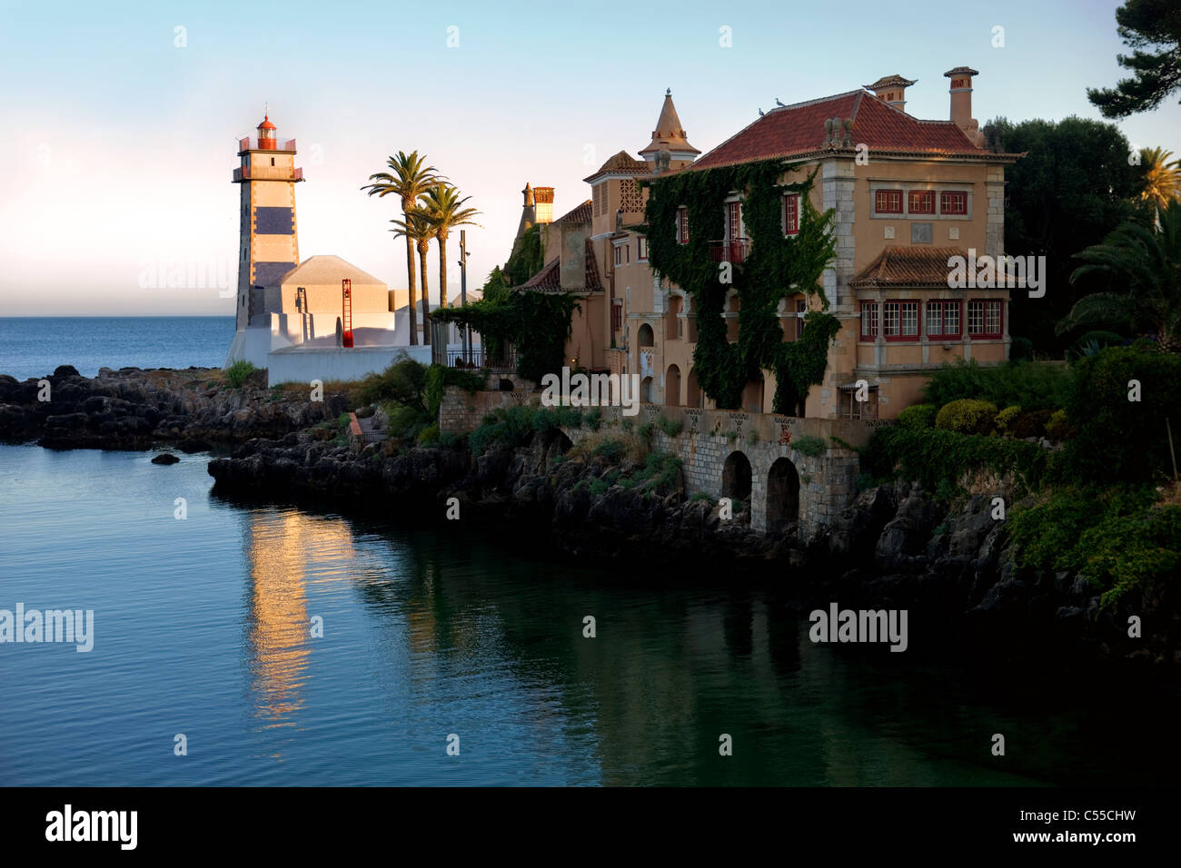 Leuchtturm und Palast in der Bucht von Cascais, Portugal Stockfoto