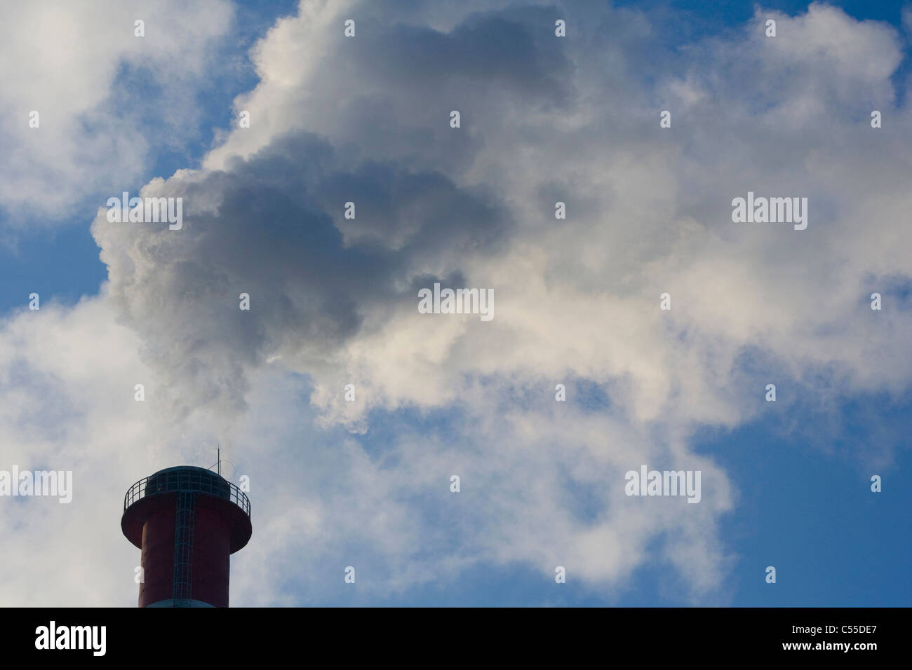 Rauchen mit Fabrik-stack Stockfoto