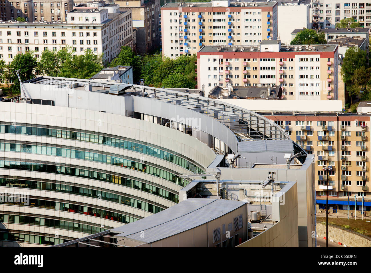 Moderne Architektur des runden Büro- und Wohnblock in der Innenstadt von Warschau, Polen Stockfoto