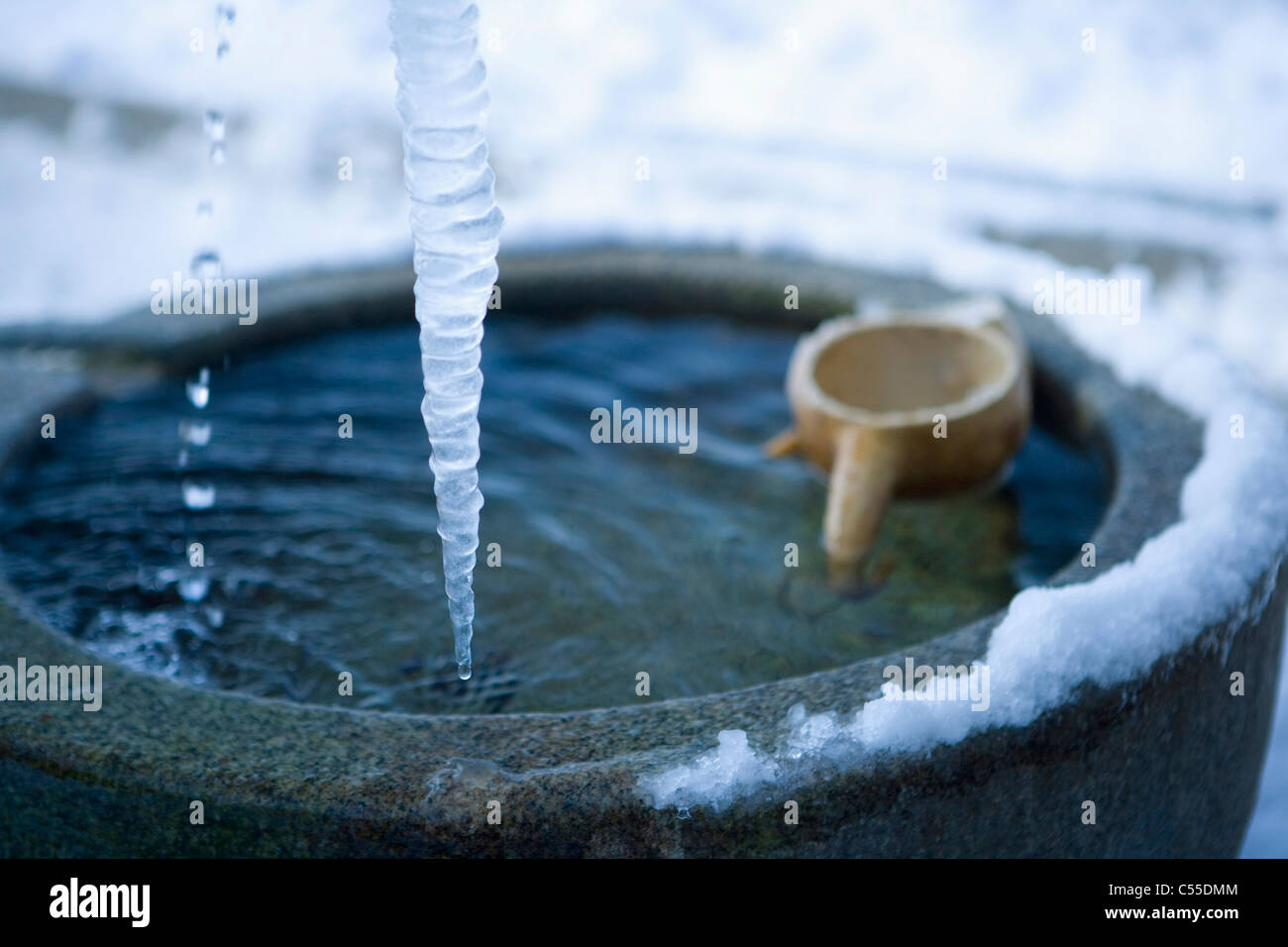 Eiszapfen und Mineralwasser Stockfoto