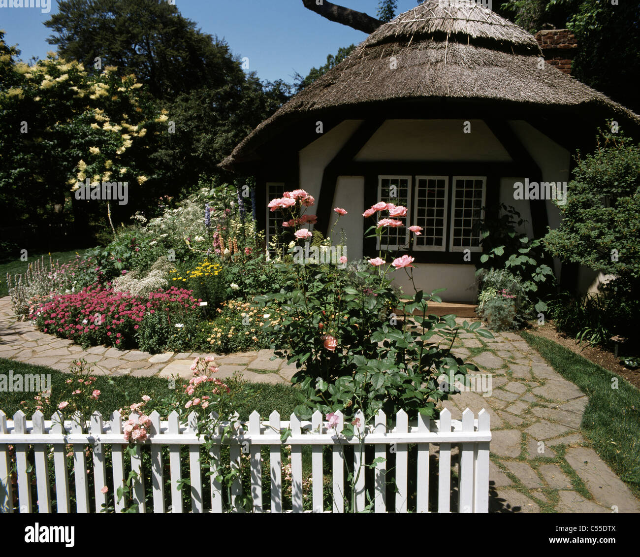 Haus in einem Garten, Old Westbury Gardens, Long Island, New York State, USA Stockfoto