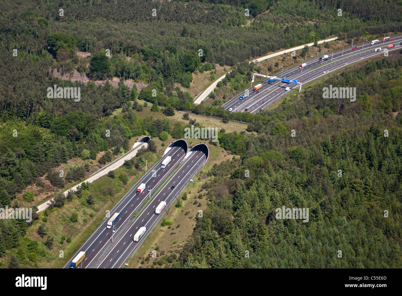 Niederlande, Hoenderloo, Autobahn oder Autobahn und Öko-Crossover für Fauna. Ökodukt. Antenne. Wildlife Bridge. Wildtierüberquerung. Stockfoto