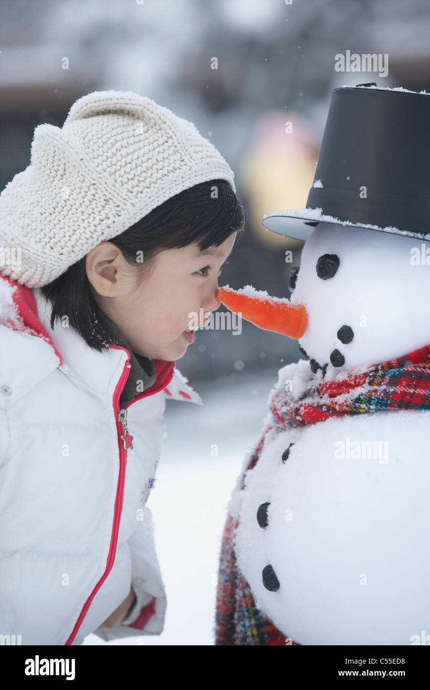 Ein Mädchen und einen Schneemann Stockfoto