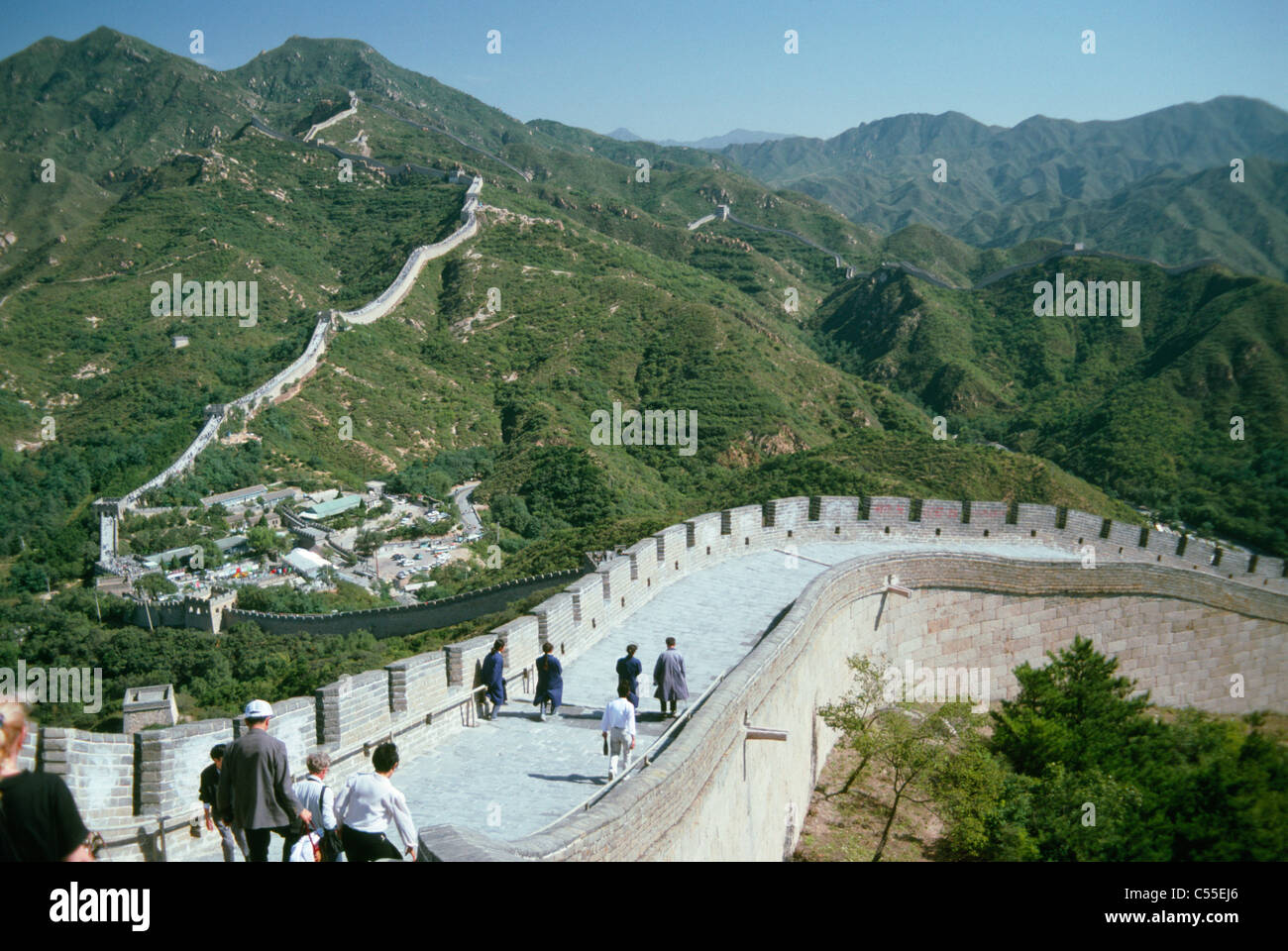 China, Touristen zu Fuß auf der chinesischen Mauer Stockfoto