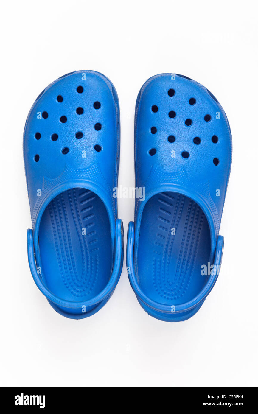 Von oben nach unten ein Paar blaue Plastik Crocs Sandale Schuhe ausgeschnitten und auf einem weißen Hintergrund von oben isoliert. Stockfoto