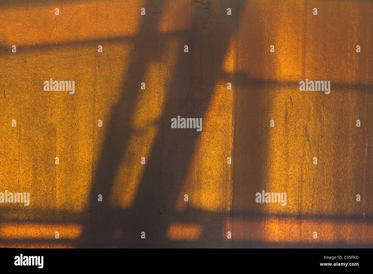 Abstrakte Muster von Licht und Schatten bei Mitternacht Sonnenuntergang, Kreuzfahrtschiff Azura Stockfoto