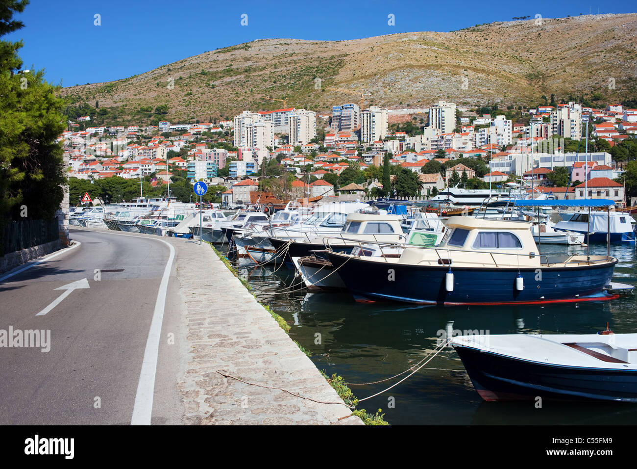 Dubrovnik-Stadtansicht mit Hafen im Vordergrund in Kroatien, Dalmatien Stockfoto