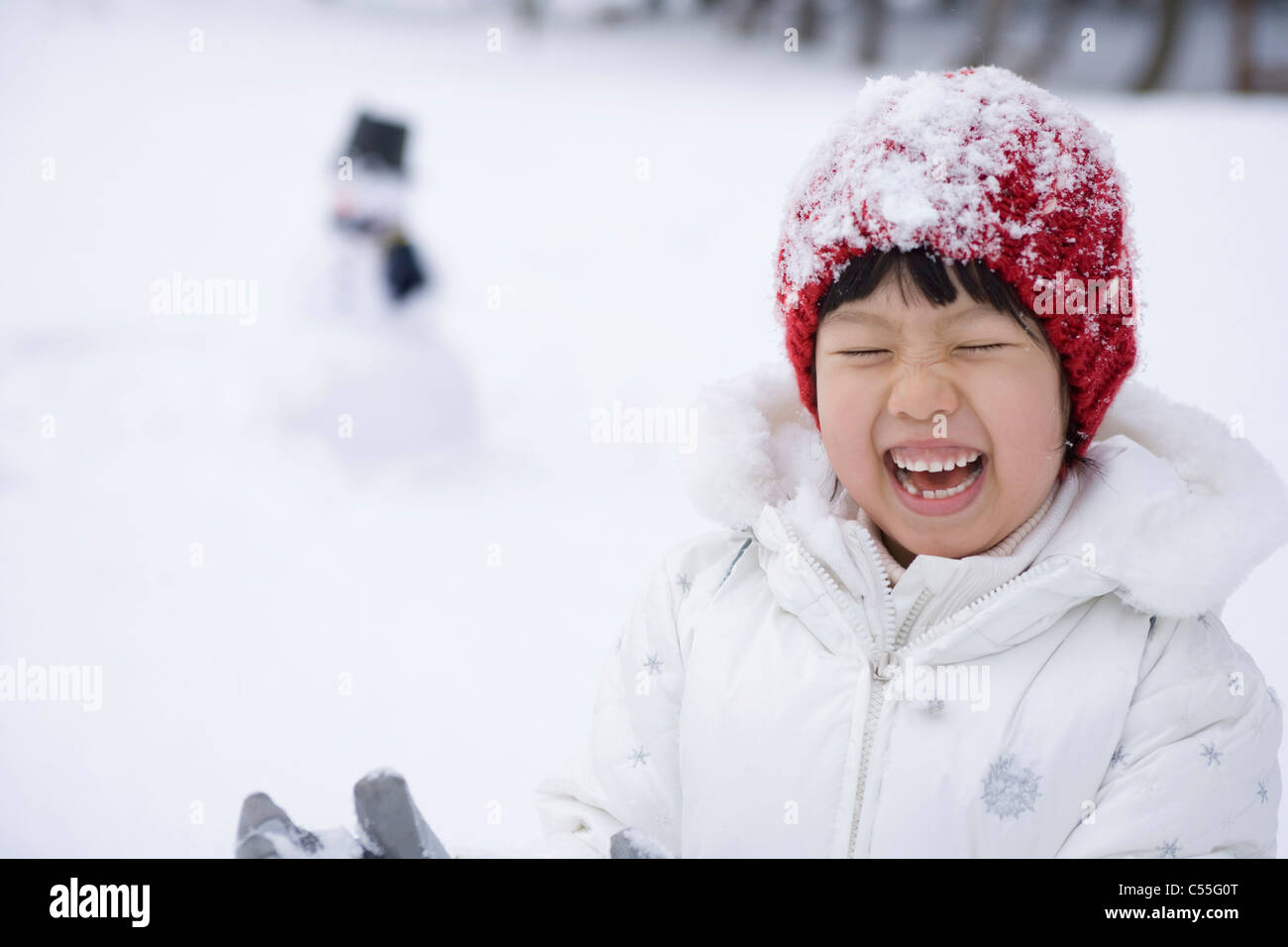 ein Mädchen auf das Schneefeld Stockfoto